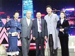新望董事長羅永輝與著名歌星劉尊老師、汪正正老師、郭津彤老師、主持人雅琪在北京電視臺錄制節目現場親切合影